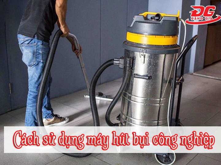 Sử dụng máy hút bụi để hút bụi khô