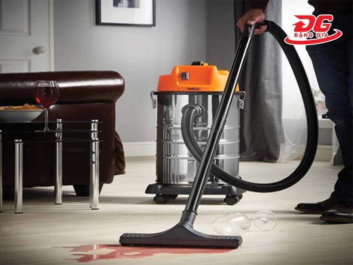 Sử dụng máy hút bụi công nghiệp để hút nước