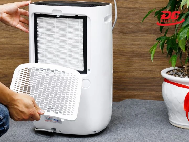 tháo màng lọc để tiến hành dọn vệ sinh