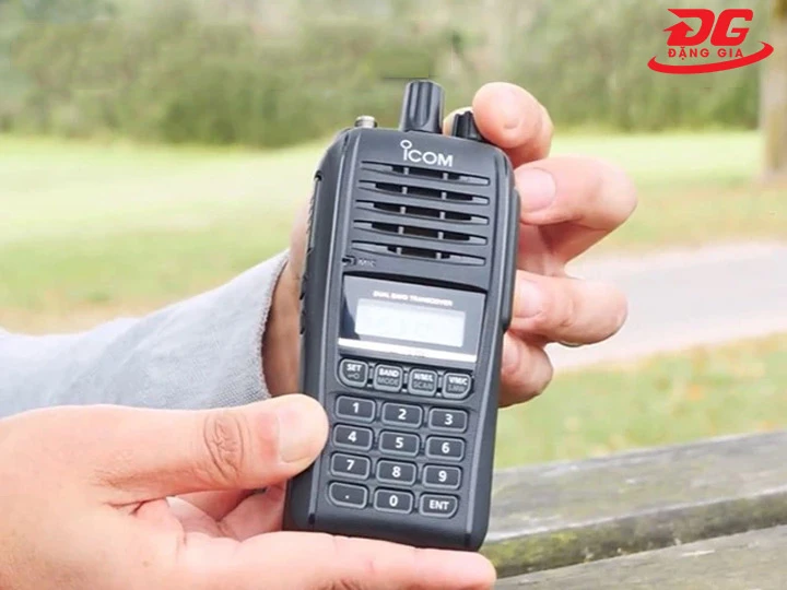 Chỉnh âm lượng bộ đàm Icom 
