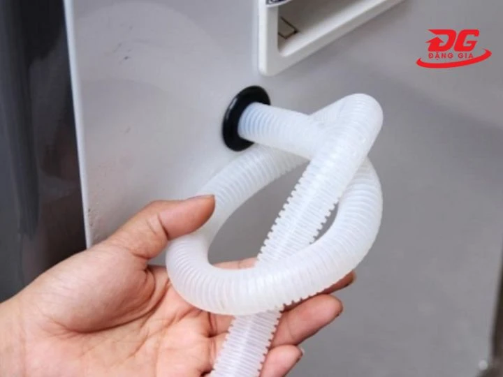 đảm bảo dây không bị gập hoặc xoắn