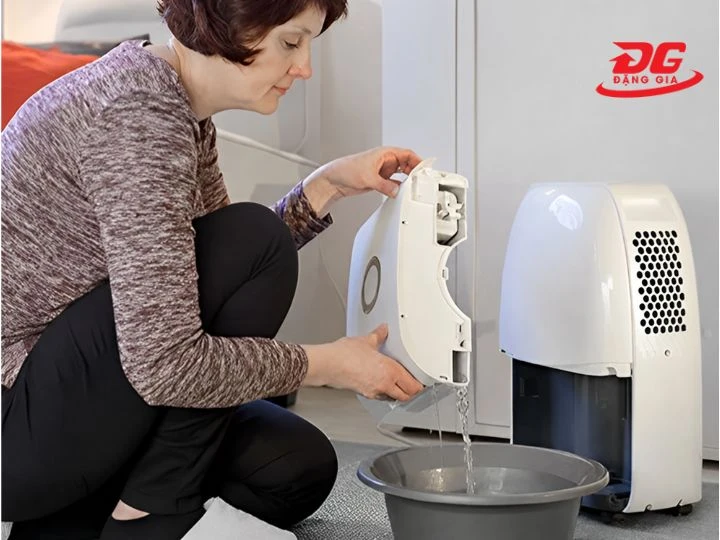 máy hút ẩm bị chảy nước sẽ gây hư hại đồ đạc