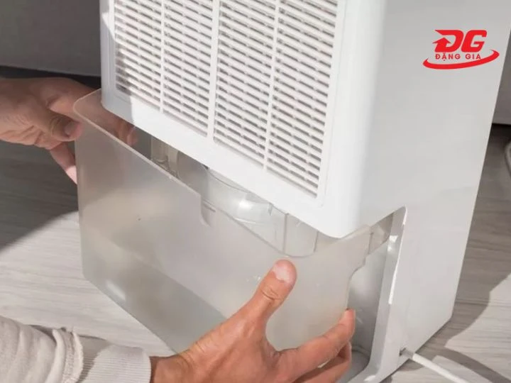 Lắp đúng vị trí của bình chứa