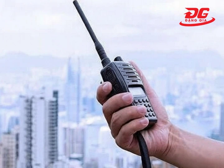 Bộ đàm có phạm vi liên lạc bao xa?