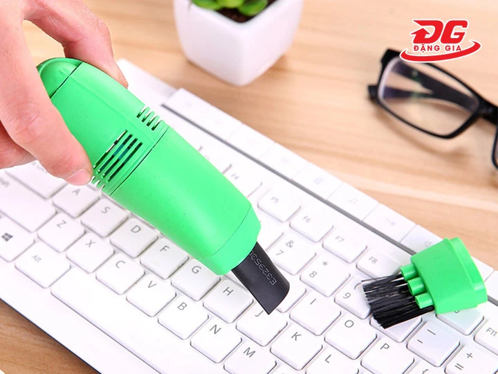 Sử dụng máy hút bụi bàn phím