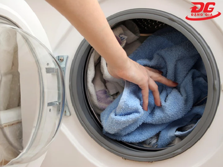 xử lý quần áo kỹ trước khi sấy