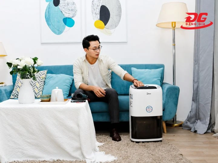 Máy hút ẩm FujiE HM-918EC có dáng hình hộp chữ nhật đứng