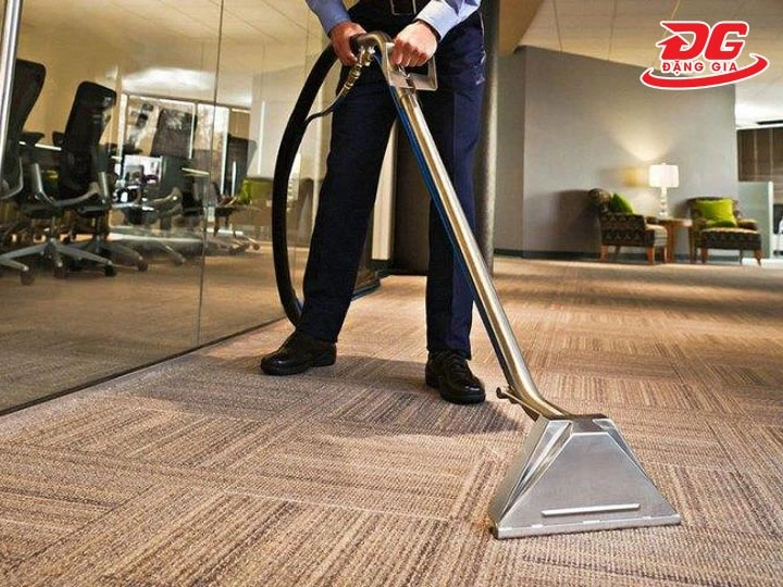 Sử dụng máy hút bụi thảm cho văn phòng