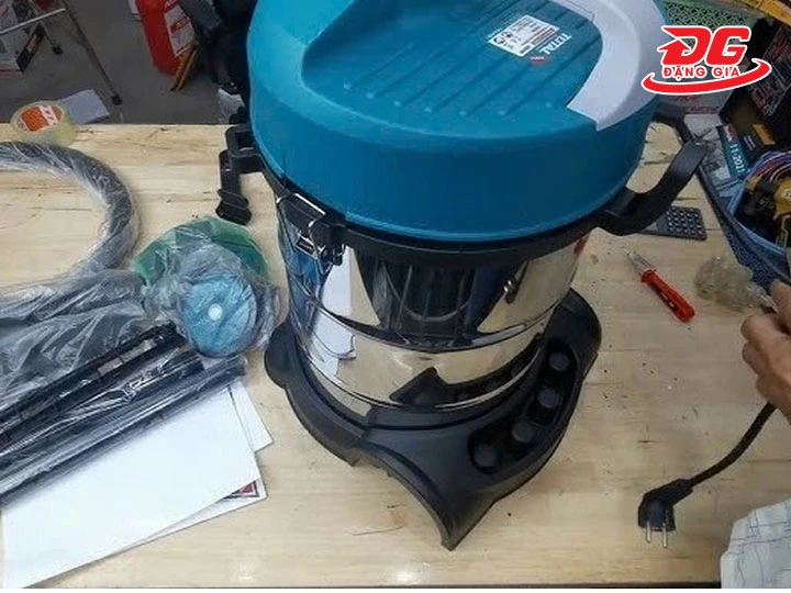 sử dụng máy hút bụi Total