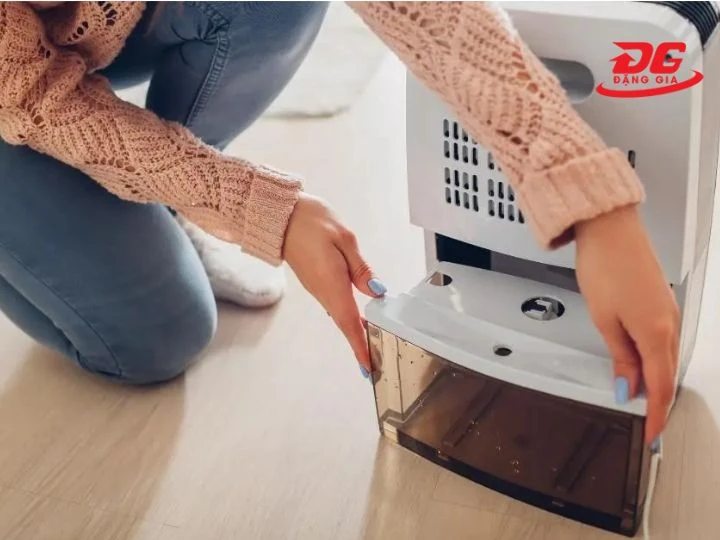 vệ sinh máy hút hơi ẩm Ultty theo định kỳ