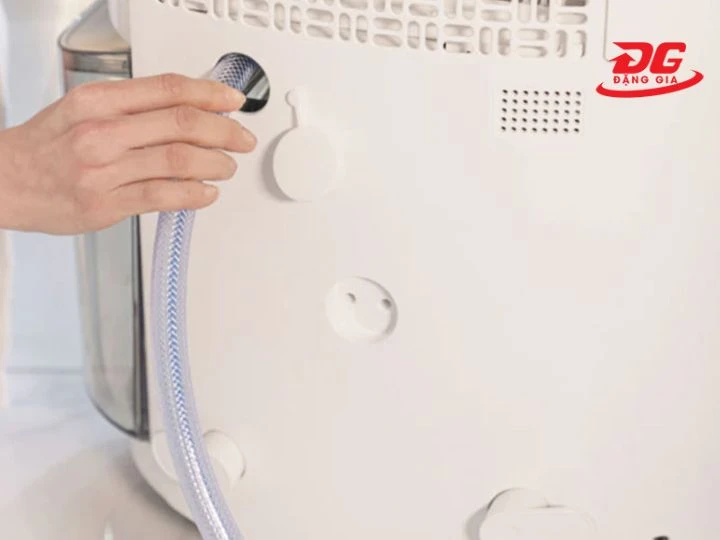 xả nước qua đường ống dẫn