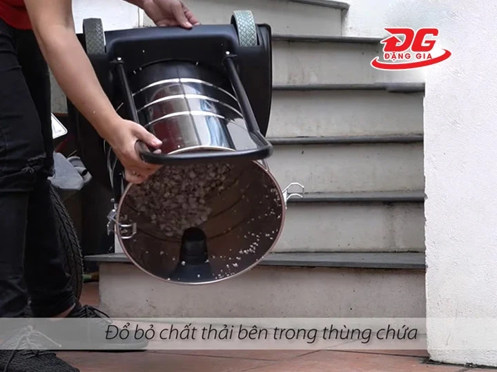 Đổ rác máy hút bụi bị yếu