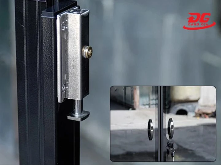 ổ khoá của tủ chống ẩm máy ảnh bị hỏng