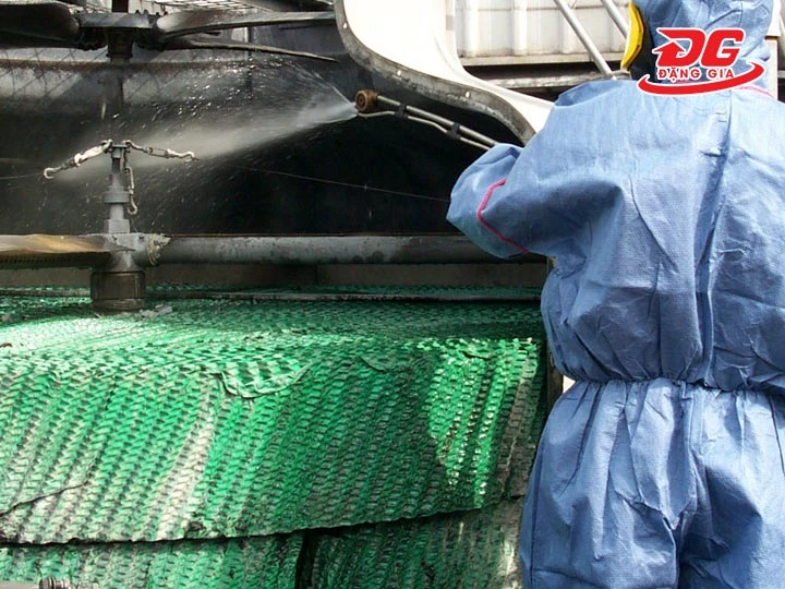 Cách vệ sinh vỏ tháp và bồn chứa