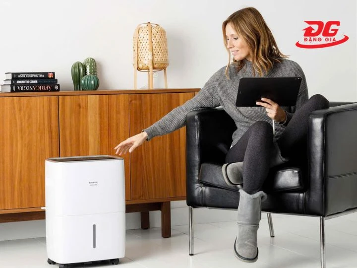 máy hút ẩm không khí 30l được đặt ở trong phòng khách