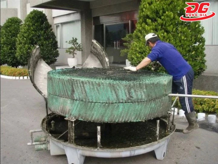 Dọn dẹp rong rêu, cáu cặn tháp giải nhiệt