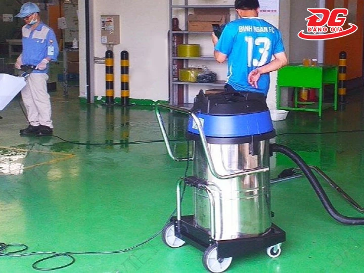 Hệ thống bánh xe đa hướng giúp khối thiết bị cồng kềnh vẫn di chuyển cực kỳ linh hoạt