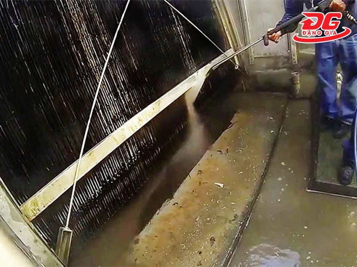 Làm sạch tấm tản nhiệt tháp hạ nhiệt