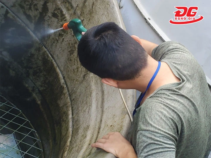 Vệ sinh quạt và vỏ tháp tản nhiệt