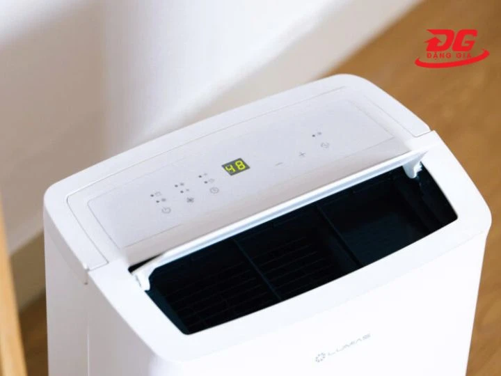 lau sạch phần cảm biến bằng khăn khô