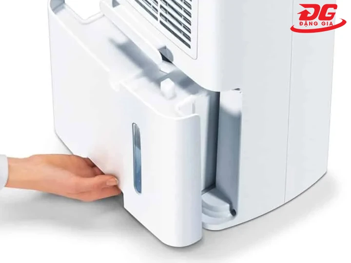 Đổ nước khỏi bình chứa