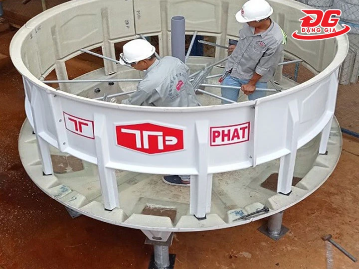 Hoàn thiện khung và thân tháp