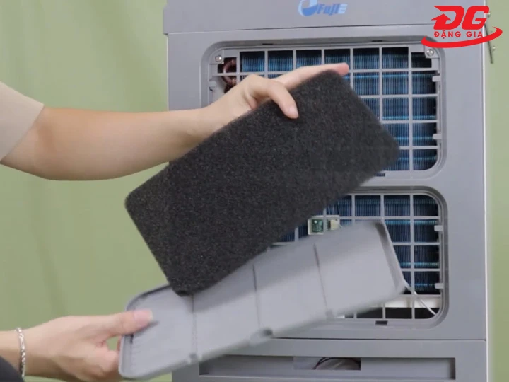 Vệ sinh màng lọc máy hút ẩm công nghiệp Fujie HM-700DN
