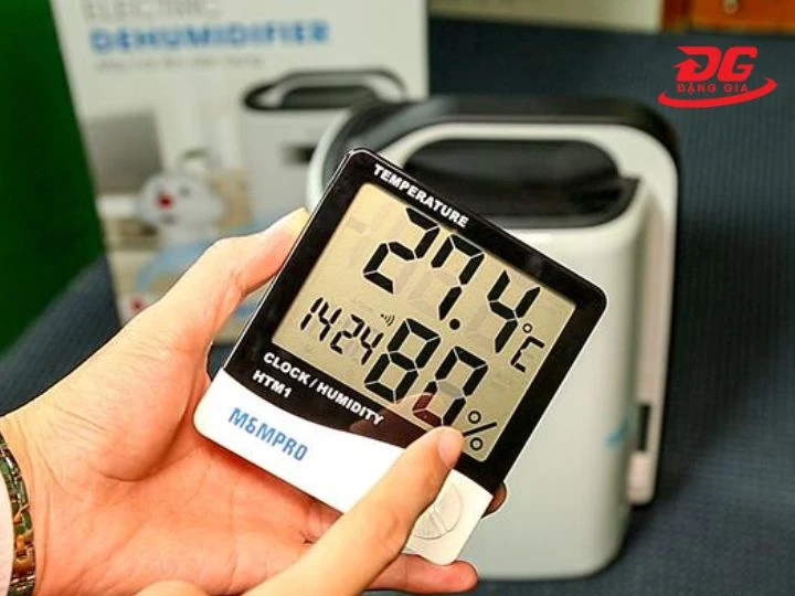 phụ thuộc vào nhiệt độ thực tế