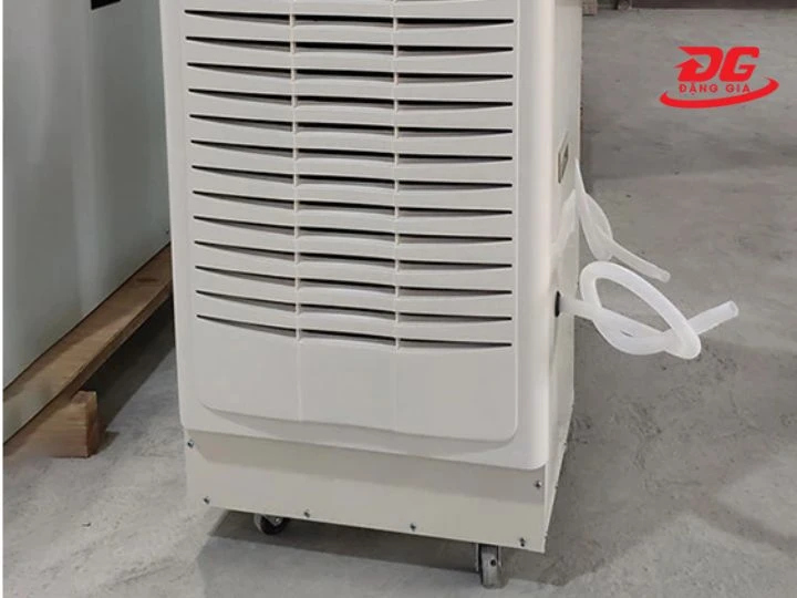 xả nước qua đường ống thoát nước