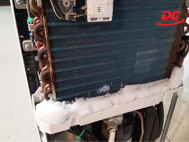 dàn lạnh của máy bị đóng tuyết