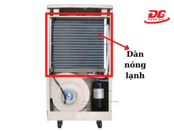 dùng chổi mềm để hút bụi bề mặt