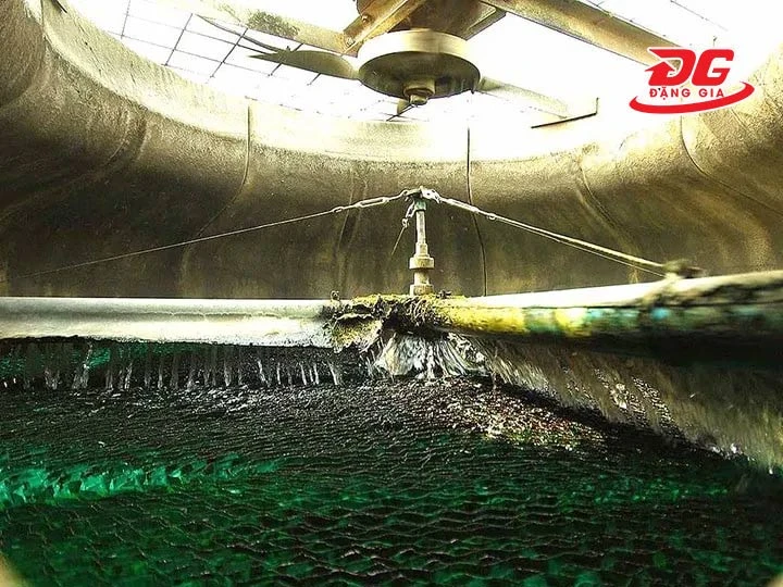 Kiểm tra tấm tản nhiệt bên trong tháp giải nhiệt