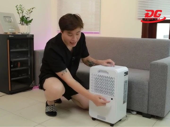 hãy lắp mang lọc vào máy khi đã khô ráo