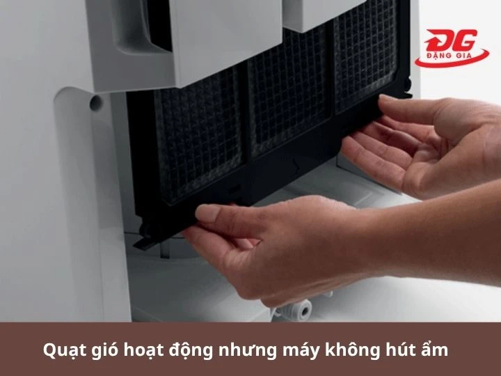 Quạt vẫn thổi gió bình thường nhưng độ ẩm trong phòng không giảm.