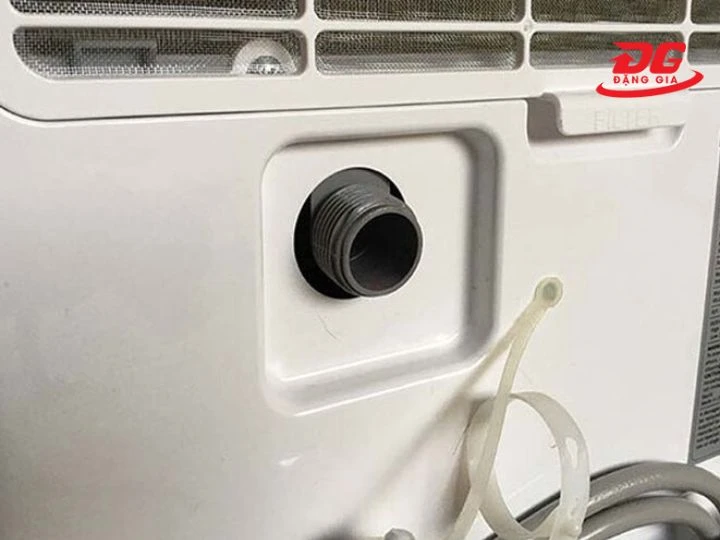 vệ sinh ống thoát nước để tránh rò rỉ và hư hỏng máy