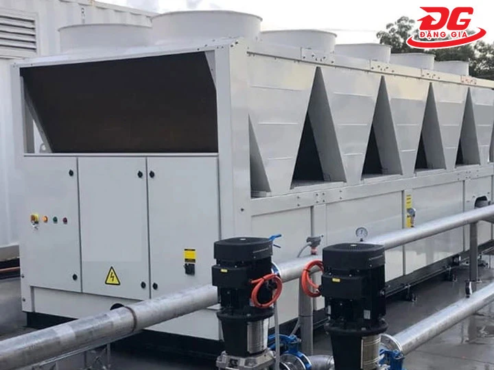 Tháp giải nhiệt dòng ngang trong nhà máy phát điện