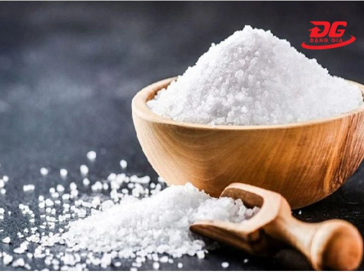 dùng hạt muối để hút ẩm