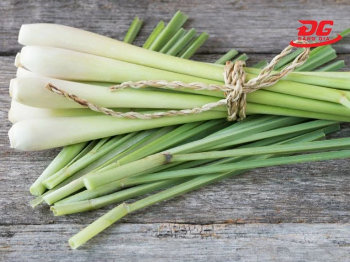 dùng sả và lá dừa để tránh phòng bị ẩm mốc