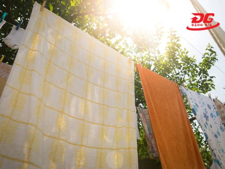 phơi chăn dưới ánh nắng mặt trời