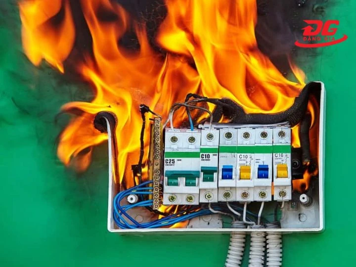 cầu chì bị dứt và có mùi khét