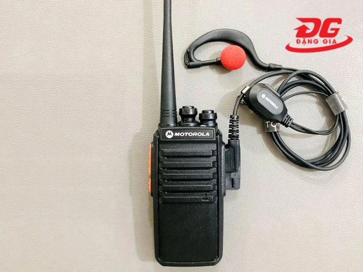Cài đặt tần số bộ đàm Kenwood: Kết nối bộ đàm với cáp chuyên dụng