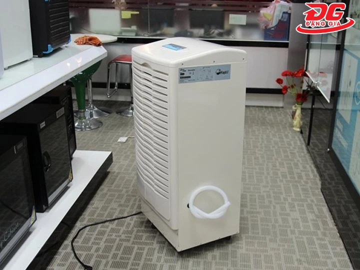 Máy hút ẩm Kumisai KMS-138LD có dây xả liên tục