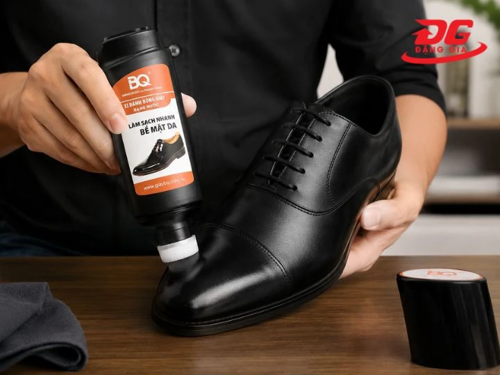 Cách sử dụng xi nước đánh giày đen không quá khó