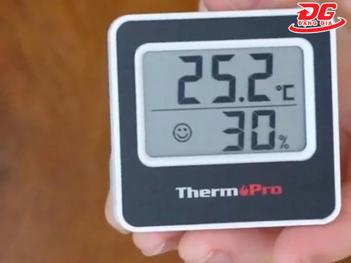 Độ ẩm bảo quản máy ảnh quá thấp