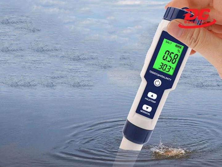 Sử dụng bút đo chuyên dụng để check nước tháp giải nhiệt