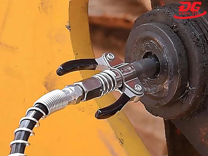 bơm mỡ chuẩn xác vào vị trí