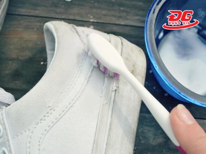 Sử dụng baking soda để tẩy vết dầu mỡ trên giày Vans