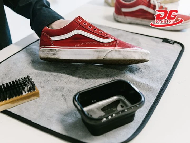 Vệ sinh đế giày Vans