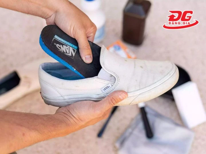 Làm sạch lót giày Vans