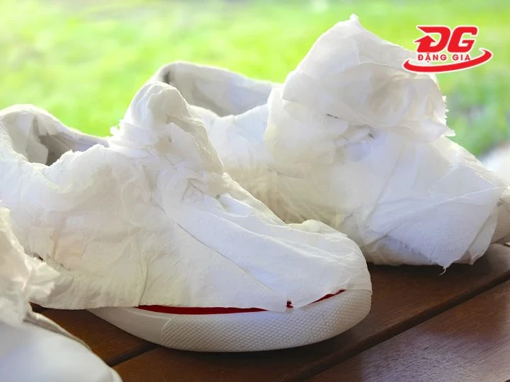 Bọc giày trắng là giải pháp ngăn chặn ố vàng sau khi giặt giày trắng